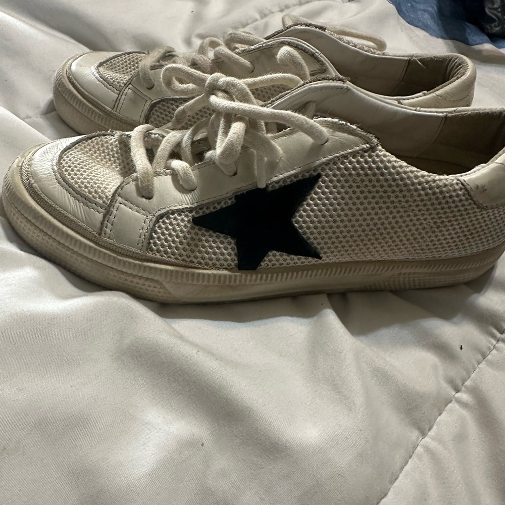 Kids Golden Goose Sneakers . Kids size 32 in Euro and it’s a size 1 US. Thx